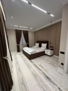 een grote slaapkamer met een bed en een groot tapijt bij Prime House Samarkand 2 in Samarkand
