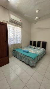 Postel nebo postele na pokoji v ubytování Homestay Jawahir