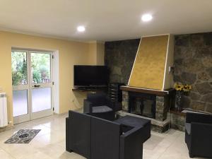 TV a/nebo společenská místnost v ubytování Vista sul Lago