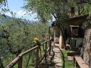 a stairway leading to a house with a fence at Casa di Isodoru in Glori