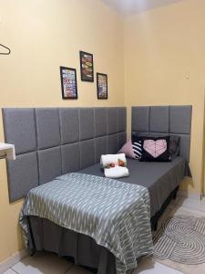 um quarto com uma cama com dois travesseiros em Exclusive Seasonal House for COP 30 Luxury for groups of 6 people em Belém