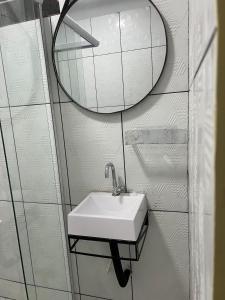 um banheiro com pia e espelho em Exclusive Seasonal House for COP 30 Luxury for groups of 6 people em Belém mais 14 fotografias