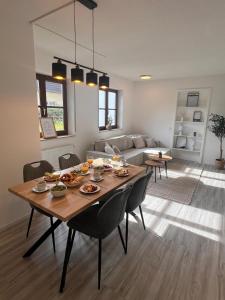 una sala de estar con una mesa con comida. en Hyggeapartment Gailingen - Dein Rückzugsort am Hochrhein, en Gailingen