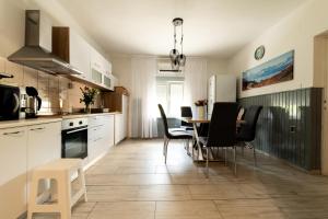 een keuken en eetkamer met een tafel en stoelen bij Villa Bistre in Radovin