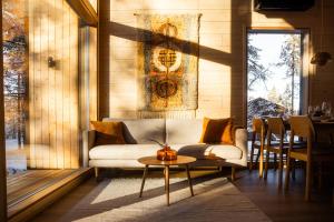 サーリセルカにあるAinur Villasのソファとテーブルのあるリビングルーム