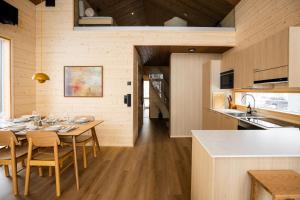 サーリセルカにあるAinur Villasのテーブルと椅子のあるキッチンとダイニングルーム