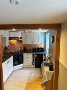 Η κουζίνα ή μικρή κουζίνα στο Friar's Rest - Beauly Village