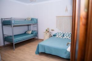 een slaapkamer met een stapelbed en een stapelbed bij Casa Rural La Bodega de Cortés in Villagonzalo +30 foto's