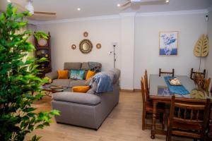 een woonkamer met een bank en een tafel bij Casa Rural La Bodega de Cortés in Villagonzalo