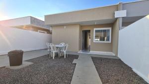 a patio with a table and chairs outside of a house at Casa 66 Completa Garagem 2ACs WIFI Juazeiro, Crato e Barbalha in Barbalha