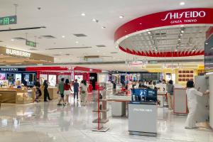 a mall with people walking around in a shopping mall at Park Hotel in Xiamen