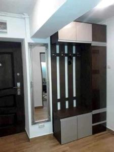 a room with a mirror and a dressing room at Apartament Decebal- 2 dormitoare in Bistriţa