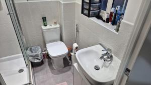 Koupelna v ubytování The Aylesbury Home Retreat - 3-Bed Home with Garden & Parking