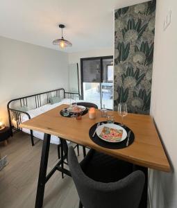 una mesa de comedor con un plato de comida. en Charming studio with private garden, en Saint-André-de-Cubzac