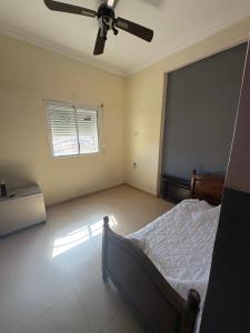 フェズにあるApparemment à 100 mètres du complexe de fesのベッドと天井扇風機のある寝室