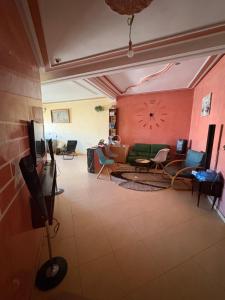 フェズにあるApparemment à 100 mètres du complexe de fesのソファと椅子のあるリビングルーム