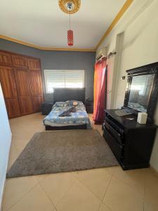 フェズにあるApparemment à 100 mètres du complexe de fesのベッドルーム1室(ベッド2台、ドレッサー付)