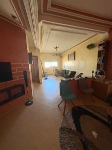 フェズにあるApparemment à 100 mètres du complexe de fesのテーブルと椅子のあるリビングルーム