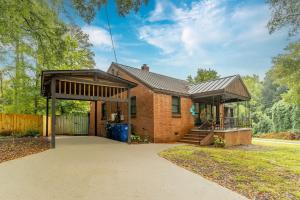 Christmas special, Cozy Luxe Escape, Raleigh 2BR Getaway, Sleeps 4, Pets, Kids & Business Travelers Welcome, Holiday deal في رالي: منزل من الطوب وسقف مقامر