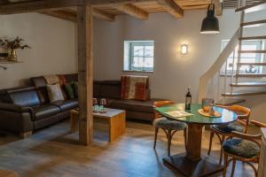 a living room with a couch and a table at Kiefer -Ferienwohnung in Dötlingen mit Waldblick in Dötlingen