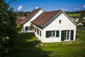 une maison blanche avec un toit marron dans l'établissement Large Home in Country near Zurich, à Othmarsingen