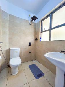 ein Badezimmer mit Toilette und Waschbecken in der Unterkunft Majestic Apex Residence in Bamburi + 16 Fotos