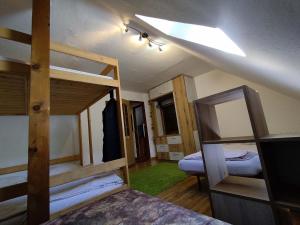 a room with two bunk beds in a room at Horská chaloupka Bělá pod Pradědem in Bělá pod Pradědem +48 photos