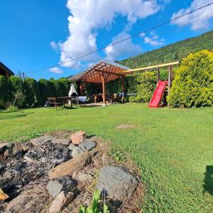 a backyard with a picnic table and a playground at Horská chaloupka Bělá pod Pradědem in Bělá pod Pradědem