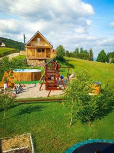 eine Luftaufnahme eines Hinterhofs mit einem Haus in der Unterkunft Domki pod Halą Krupową in Ohłypów