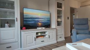 TV a/nebo společenská místnost v ubytování Ferienwohnung FeWo Plaggenburg- die Kleine große