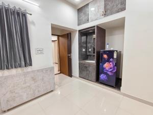 een badkamer met een automaat in een kamer bij Khurdia Homestay in Udaipur +15 foto's