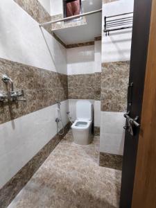 een badkamer met toilet en wastafel bij Khurdia Homestay in Udaipur