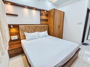 een slaapkamer met een groot bed in een kamer bij Khurdia Homestay in Udaipur