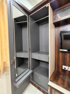 een kast met grijze lades en een spiegel bij Khurdia Homestay in Udaipur