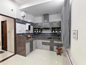 een grote keuken met een groot aanrecht bij Khurdia Homestay in Udaipur