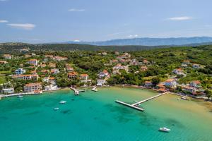 Vista aérea de una playa con barcos en el agua en Apartments Petar, en Kampor