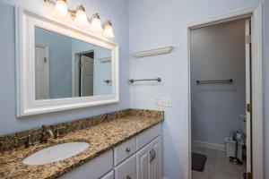 een badkamer met een wastafel en een spiegel bij 325 Ocean Point in Fripp Island +52 foto's