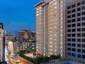 a view of a tall building at night at Mercure Bangkok Sukhumvit 11 in Bangkok