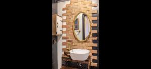 ローチェスターにあるApartment - Quirky ME1のバスルーム(洗面台、レンガの壁に鏡付) +28枚の写真