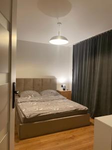 SpytkowiceにあるDom pod orzechemの黒いカーテン付きのベッドルームのベッド1台