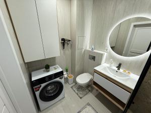 1 комнатная квартира в центре города на Победы 70 في كوستاناي: حمام مع غسالة ومغسلة +25 صورة