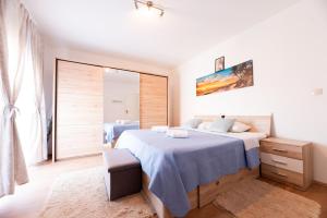 een slaapkamer met een groot bed en een raam bij Villa Bistre in Radovin +51 foto's