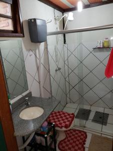 Et badeværelse på Casa em Domingos Martins condomínio com piscina