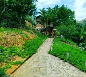 En have udenfor Casa em Domingos Martins condomínio com piscina