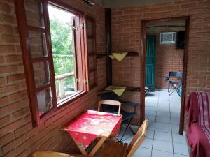 Et opholdsområde på Casa em Domingos Martins condomínio com piscina