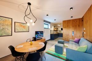 un salon avec une table et un canapé dans l'établissement Harrachov Retreat by Mumlava, à Harrachov