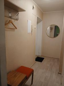 uma sala de estar com uma mesa e um espelho em Уютный уголок em Narva