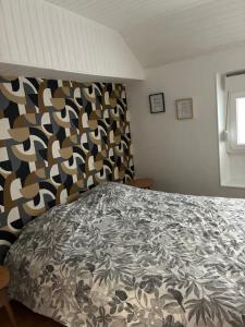 a bedroom with a bed with a patterned head board at Au cœur de vignoble - appart entier - 3 rooms - Gîte AMBONN-ADNET in Ambonnay