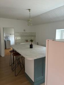 a kitchen with a white counter top in a room at Au cœur de vignoble - appart entier - 3 rooms - Gîte AMBONN-ADNET in Ambonnay