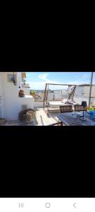 einen Balkon mit 2 Bänken und Meerblick in der Unterkunft La Corte delle Arti in Matino